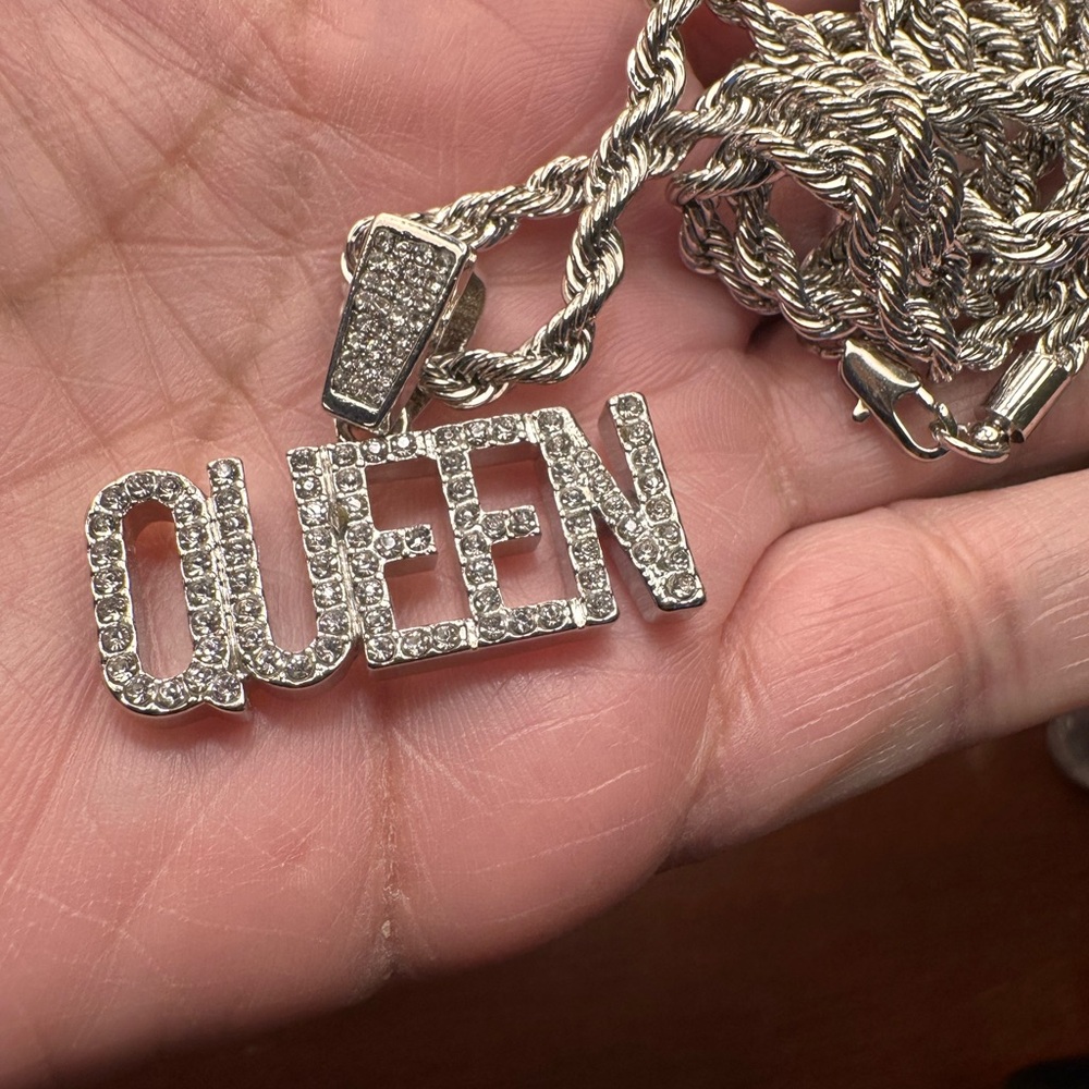 Silver 'QUEEN' Pendant Necklace - Picture 8 of 10